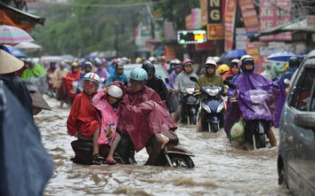 Áp thấp nhiệt đới đe dọa, Hà Nội yêu cầu trực gác tại các điểm ngập, sạt lở
