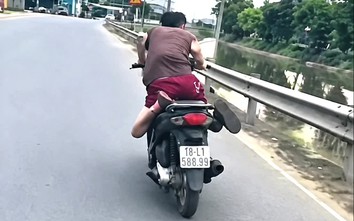 CSGT Ninh Bình xử lý thanh niên không đội mũ bảo hiểm, nằm trên yên điều khiển xe máy