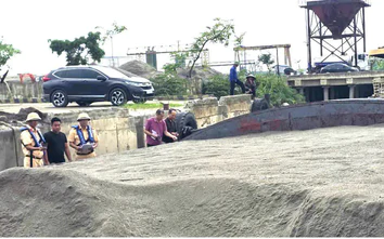 Ninh Bình: Phát hiện phương tiện chở hơn 700m3 cát đen không hóa đơn trên sông Hồng