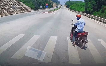 Thót tim khoảnh khắc người đi xe máy chuyển làn bất ngờ, suýt bị ô tô tông trúng