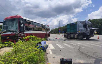 TP.HCM: 3 ô tô va chạm liên hoàn tại ngã tư, một làn đường bị chắn