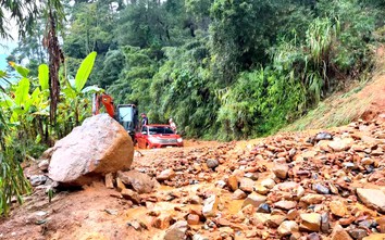 Lào Cai: Hơn 2.700m3 đất đá sạt xuống các tuyến đường