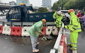 Công nhân đội mưa chỉnh trang Hà Nội trước kỳ nghỉ lễ 2/9