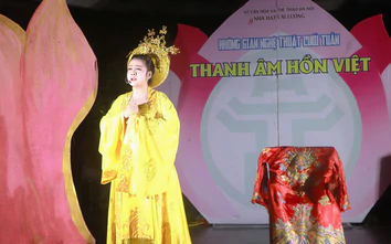 Khán giả "đội mưa" theo dõi chương trình “Biểu diễn nghệ thuật cộng đồng” tại Hà Nội
