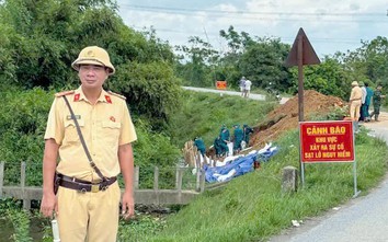 Hà Nội: Cảnh sát túc trực phân luồng, sẽ tạm cấm đường tại các điểm sạt lở và ngập