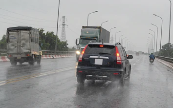 Né cú tạt đầu của xe con, xe tải suýt đâm thẳng vào container