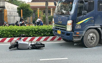 TP.HCM: Xe tải va chạm xe đạp điện, 2 nữ sinh thương vong