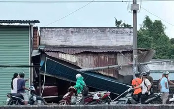 TP.HCM: Ô tô tông hai xe máy rồi lao vào nhà dân khiến hai người thương vong