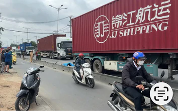TP.HCM: Xe máy trượt ngã vào làn ô tô, nam thanh niên bị xe container cán tử vong tại chỗ