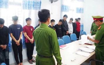 Khởi tố nhóm thanh niên điều khiển xe máy rú ga, ném vỏ chai bia vào nhà dân