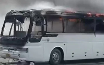 Xe khách đậu trong khuôn viên cây xăng ở TP.HCM bất ngờ bốc cháy