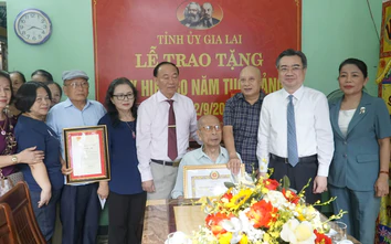 Hai đảng viên ở Gia Lai vinh dự nhận Huy hiệu 80 tuổi Đảng