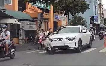 Tạt ngang đầu ô tô, xe máy điện bị hất văng