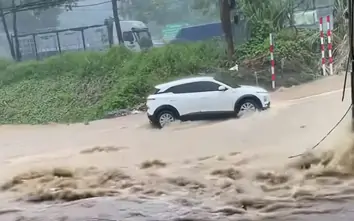 Mưa lớn gây ngập sâu có chỗ hơn 1m, nhiều tuyến đường Lào Cai bị chia cắt