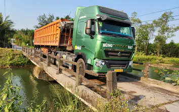 Quảng Ngãi: Cầu tải trọng thấp xây dựng hơn 30 năm gánh đoàn xe tải, đầu kéo