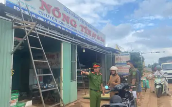 Gia Lai: Công an xã ra quân dẹp nạn lấn chiếm hành lang ATGT