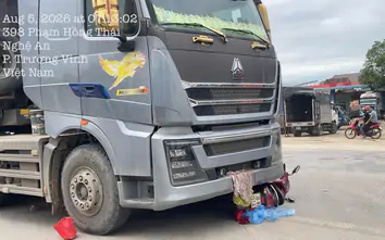 Nghệ An: Va chạm xe đầu kéo và xe máy trên tuyến tránh Vinh, 2 người thương vong