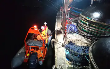 Trắng đêm cứu 30 ngư dân trên tàu cá bị cháy ở vùng biển Khánh Hòa