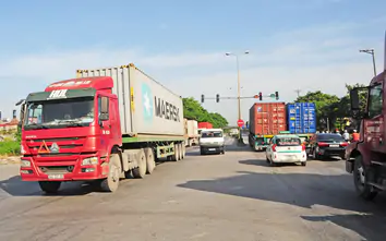 Giải bài toán thiếu hụt lái xe tải hạng nặng