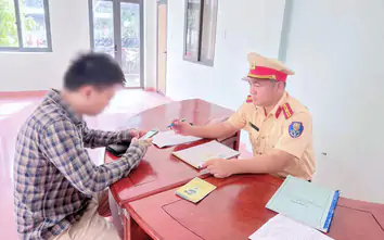 Từ phản ánh của dân, tài xế ô tô đi sai phần đường bị phạt 5 triệu đồng, trừ điểm bằng lái