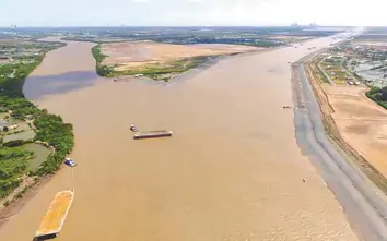 Nạo vét luồng cho tàu trọng tải lớn vào sông Hậu