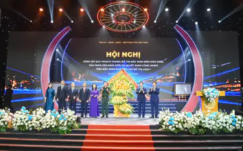 Bộ trưởng Trần Hồng Minh trao quyết định công nhận Bắc Ninh đạt tiêu chí đô thị loại 1