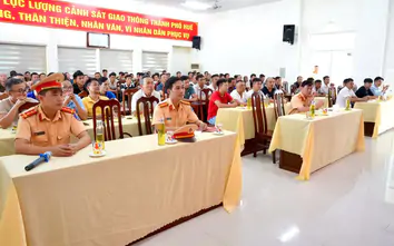 CSGT Huế tuyên truyền, hướng dẫn lái xe an toàn cho doanh nghiệp vận tải