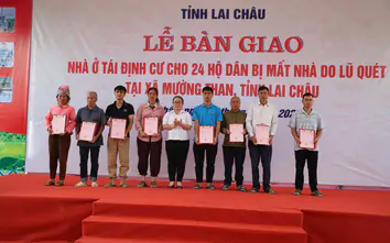Lai Châu bàn giao 24 căn nhà tái định cư cho hộ dân mất nhà sau lũ quét Mường Than