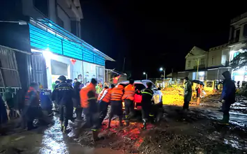 Công an Sơn La xuyên đêm hỗ trợ dân chạy lũ