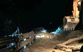 Mưa lớn gây sạt lở quốc lộ 6 qua Sơn La, ô tô bị đất đá vùi lấp