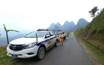 Những bóng áo vàng ngày đêm giữ an toàn các cung đường vùng biên viễn Lào Cai