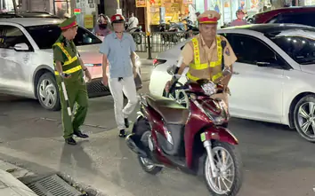 Hà Nội: Ăn nhậu xem bóng đá rồi lái xe, nhiều tài xế bị tạm giữ phương tiện