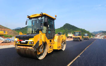 Những người không nghỉ lễ trên đại công trường cao tốc