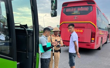 Hà Nội: CSGT tuần tra xuyên lễ, hàng loạt xe khách bị xử phạt vì lỗi phổ biến