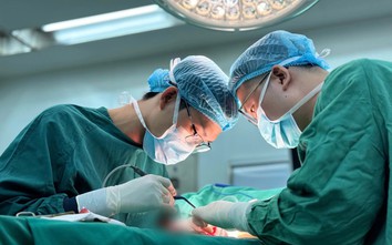 Một phụ nữ nhiễm vi khuẩn hiếm gặp sau khi đặt túi nâng ngực