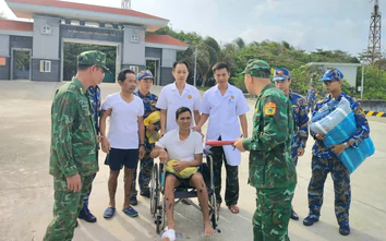 Bàn giao 32 ngư dân gặp nạn trên biển cho tàu Trường Sa 18