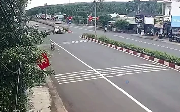 Cắt đầu xe tải để sang đường, xe máy bị ủi đi một đoạn dài