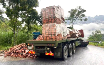 Tuyên Quang: Phạt 23,9 triệu đồng với lái xe và chủ xe đầu kéo làm rơi gạch trên QL4C