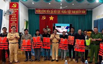 Tặng áo phao cho người dân sinh sống trong khu vực lòng hồ ở Lâm Đồng