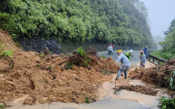 Mưa lớn gây sạt lở đường quốc lộ, tàu hàng hơn 24.000 tấn mắc cạn ở vịnh Chân Mây