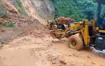 Thông xe các điểm sạt lở gây ách tắc trên đường Hồ Chí Minh qua Quảng Trị