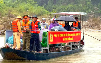 Bộ Công an tặng phà cho người dân Nghệ An sau khi cầu Trung Thắng bị lũ cuốn trôi