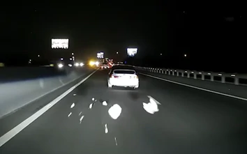 Ô tô vô tư dừng giữa đường chỉ để vứt túi rác