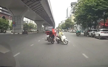 Shipper phóng nhanh gây tai nạn, xe máy lộn nhào giữa đường
