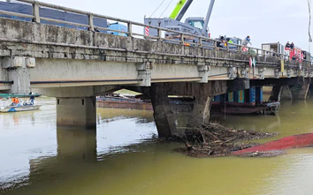 Quảng Trị: Giải cứu thành công chiếc sà lan mắc kẹt dưới cầu Mỹ Chánh