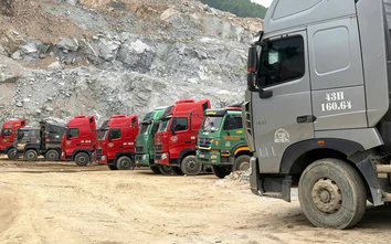 Khan hiếm nguồn cung, xe tải xếp hàng dài chờ mua đá ở Quảng Ngãi