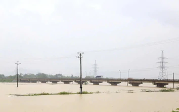 Nước sông Bôi dâng cao, Ninh Bình cấm tàu thuyền qua cầu Đế