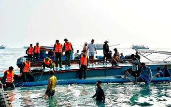 Tàu cá chở 10 người lật ngang, khẩn cấp tìm kiếm thuyền viên mắc kẹt bên trong