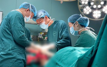 Người đàn ông suýt mất đôi bàn chân vì chườm nóng chữa tê bì