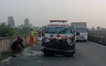 Tai nạn giao thông 16/9: Xe cứu thương va chạm xe tải trên cao tốc, 4 người bị thương